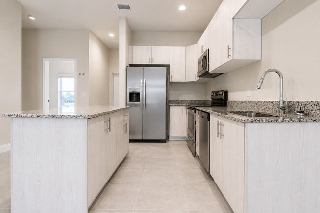 Building Photo - 3221-3409-3409 SW 8th Pl