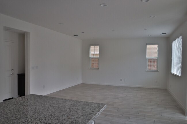 Building Photo - 1040 Oakbriar Cir