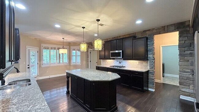 Foto del edificio - Stunning Cumming Executive Home, Hand Scraped Hardwoods, Custom Upgrades!