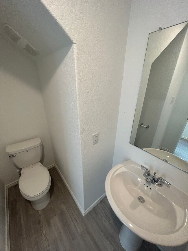 Building Photo - **Application Recevied** **MOVE- IN SPECIA...