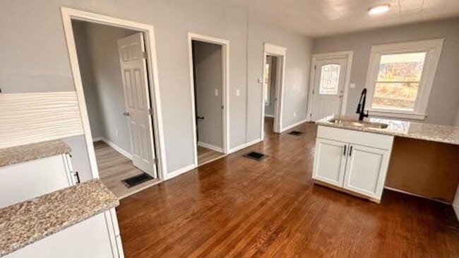 Foto del edificio - Spacious 3BR / 2BA Home – Private Upstairs Living Area & Fenced Backyard