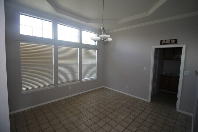 Building Photo - 2300 Northglen Dr