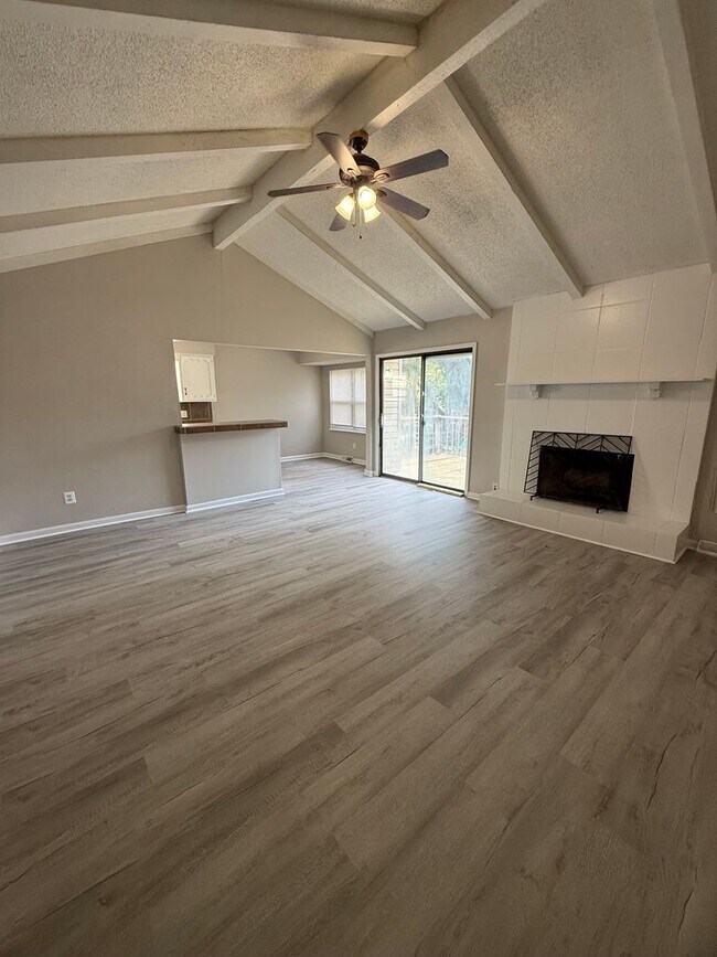 Foto del edificio - Spacious 3 Bedroom Home with Finished Base...