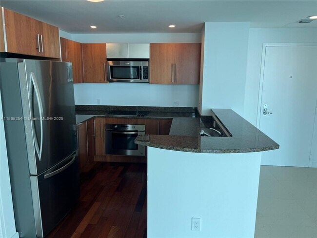 Building Photo - 300 S Biscayne Blvd