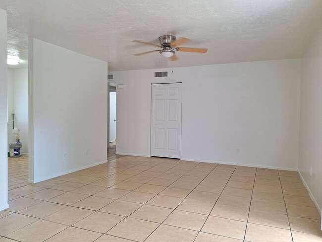 Foto del edificio - 2BR 2BA 1 CAR GARAGE DUPLEX