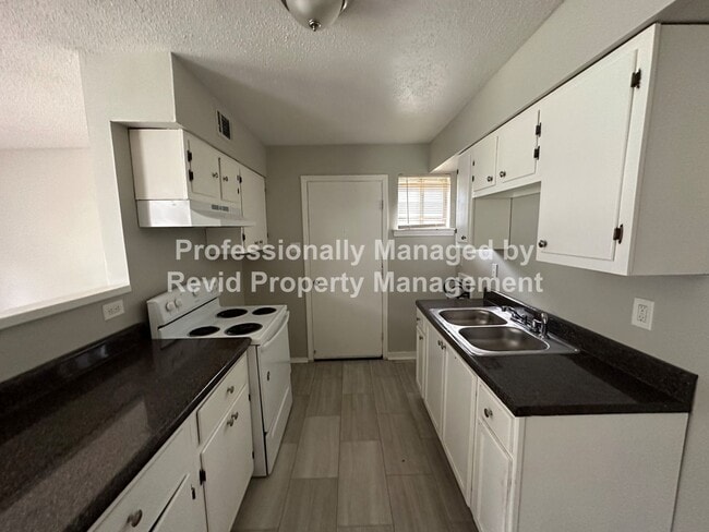 Building Photo - Spacious 3 Bedroom 1 Bath Home!