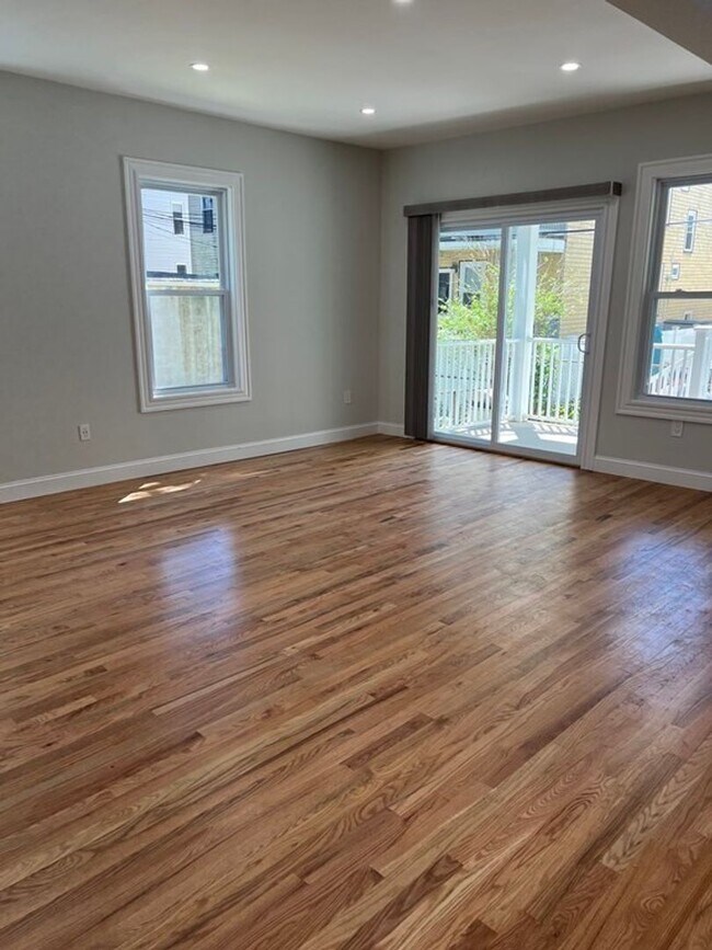 Building Photo - Huge 4 Bed 2 Bath in Dorchester