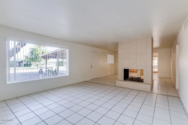 Building Photo - 6907 E Palm Ln