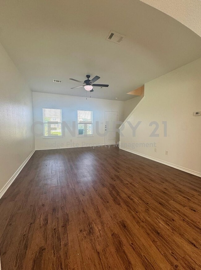 Building Photo - Charming, 2-Story 3/2.5/1 Duplex Ready For Move-In!