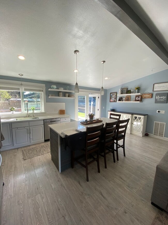 Building Photo - Beautifully Maintained 3 Bedroom 2 Bath Home with Garage and Fenced Yard! Pets Welcome!