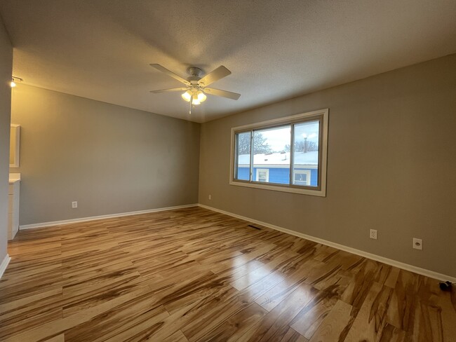 Foto del edificio - 1641 Camelot Ln NE