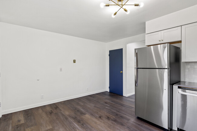 2BR/2BA Kitchen - The Meadows Student Housing: Newly Renovated