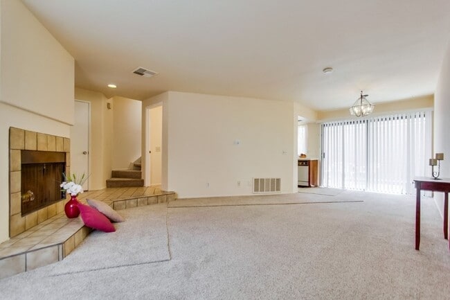 Building Photo - Spacious Townhome in University City for Rent!