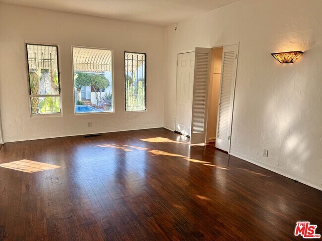 Foto del edificio - 2166 Beachwood Terrace