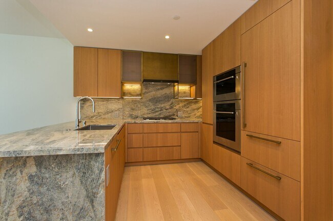 Building Photo - Victoria Place 1506