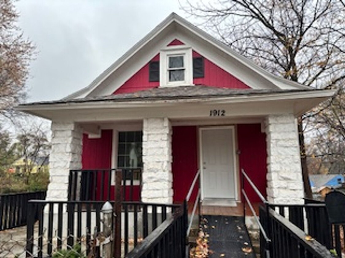 Foto principal - HUGE 4 BEDROOM READY NOW! KANSAS CITY!