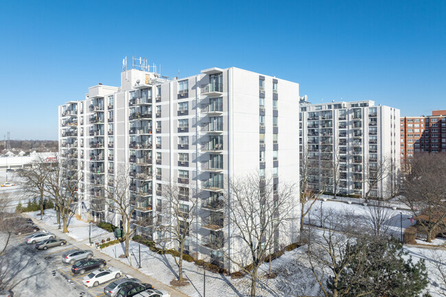 Building Photo - Golf Towers