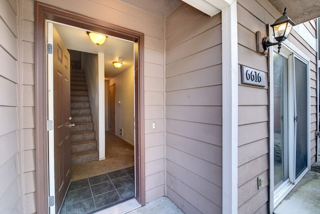 Foto del edificio - Well maintained 3 bedroom 2 bath town home...