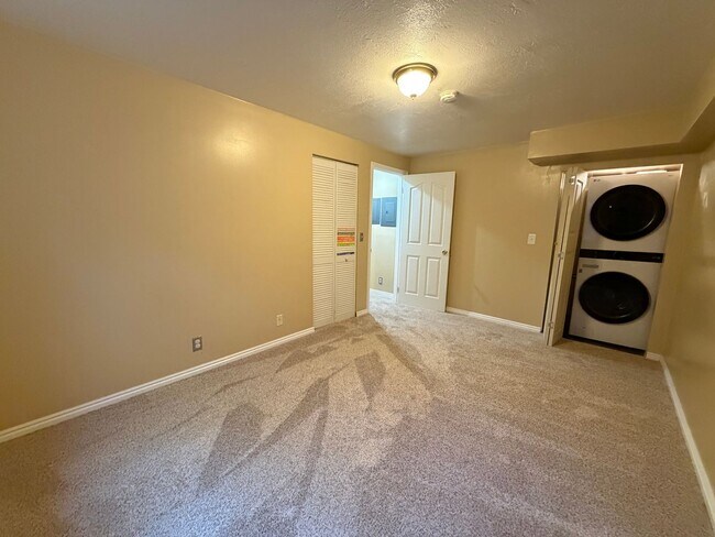 Building Photo - 2080 Debeers Dr