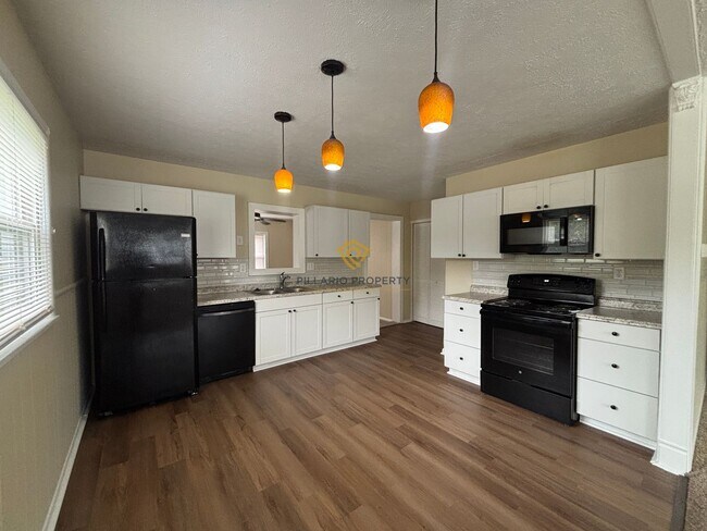 Building Photo - 5302 E Hill Dr