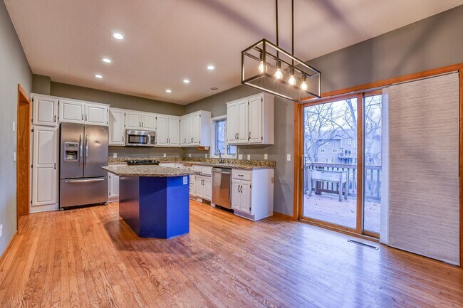 Building Photo - 4BR House in Family Neighborhood Maple Grove