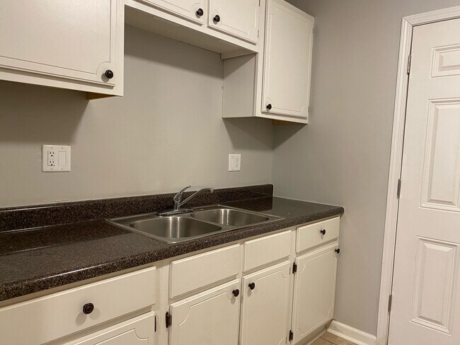 Building Photo - 11 Susan Cv