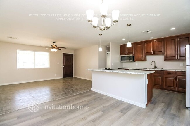 Building Photo - 1562 W Carol Ave