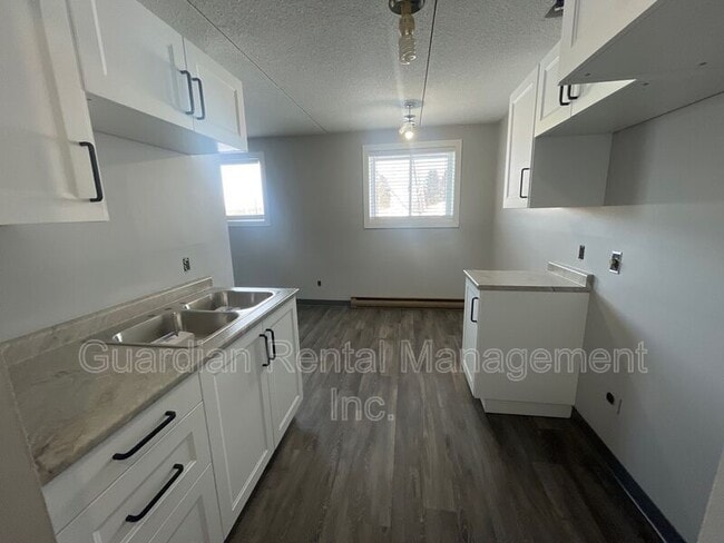 Building Photo - 525 Ford St N