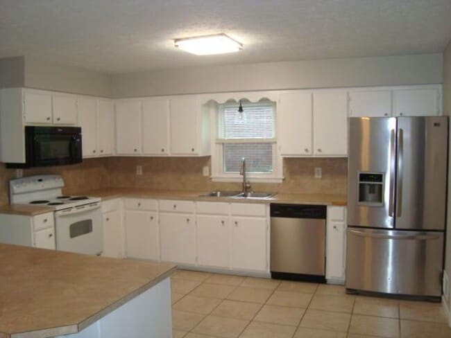 Building Photo - Like New Single Level Brick 3 Bedroom 2 Ba...