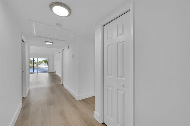 Building Photo - 2801 N Palm Aire Dr