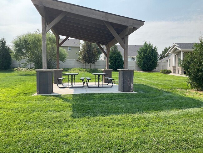 Building Photo - Sunbeam Townhomes | Modern Townhome Living in the Heart of Kuna
