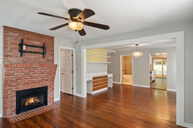 Building Photo - Renovated 3 bed, 2 bath bungalow with scre...