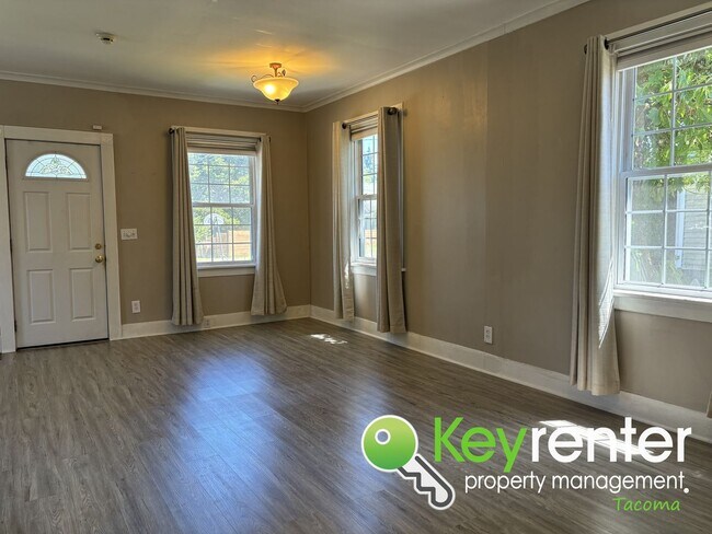 Building Photo - Magnificent 4 bedroom 1 bath North Tacoma ...