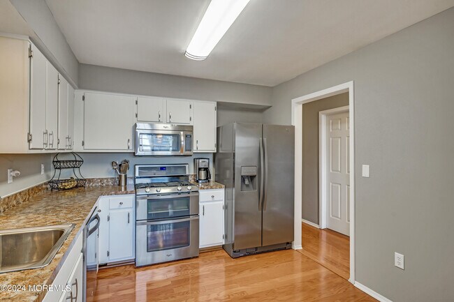 Building Photo - 256 Tennis Ct