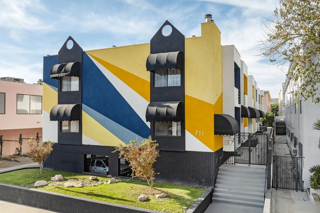 Building Photo - 711 N. Sweetzer Ave