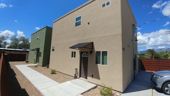 Building Photo - Two Bedroom in Central location