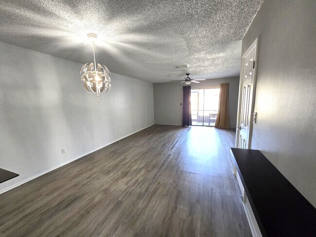 Foto del edificio - Updated 2-bedroom, 2.5-bath townhome
