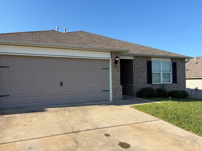 Building Photo - 401 Woodland Trl