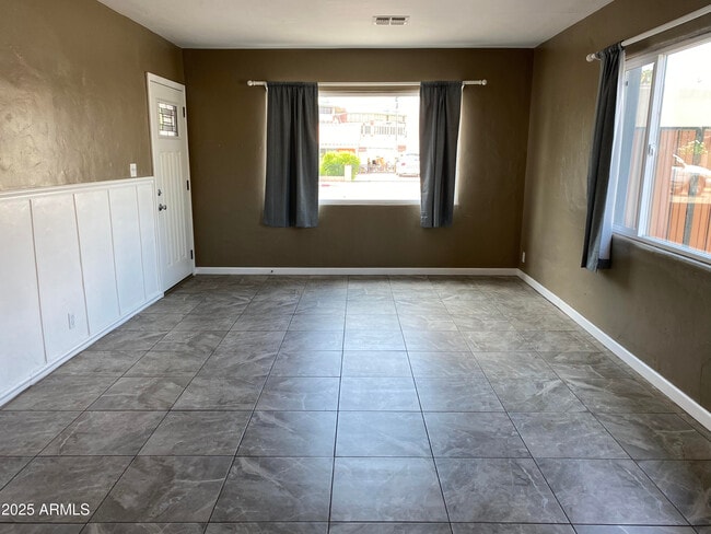 Foto del edificio - 2837 N 24th Pl
