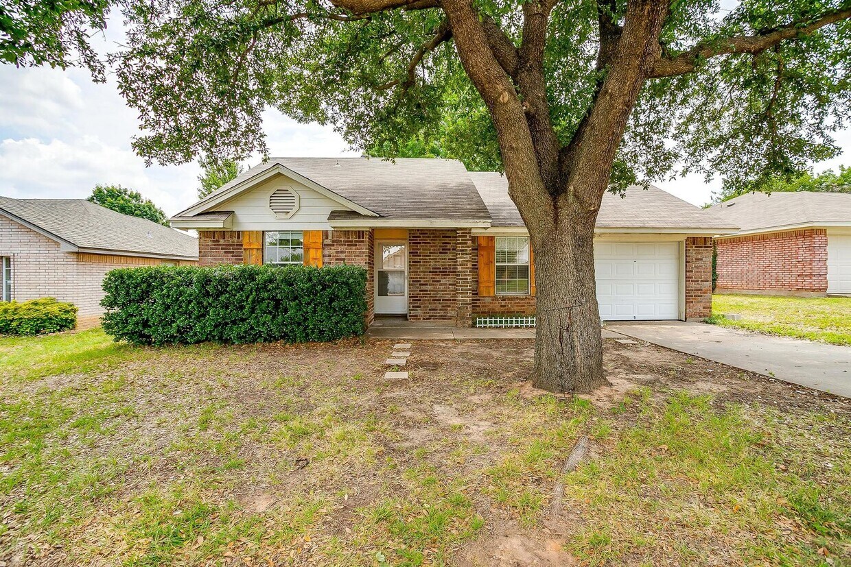 Foto principal - Cozy 3 Bed, 2 Bath Home Minutes Away from ...