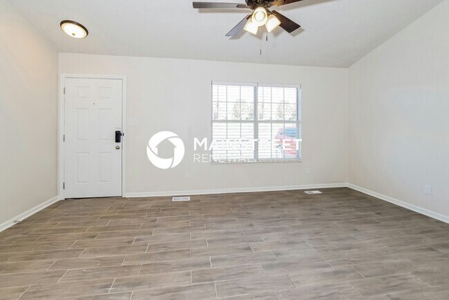 Building Photo - 3 Bedroom Pet-Friendly Home in KNOXVILLE, TN with Main Street Renewal