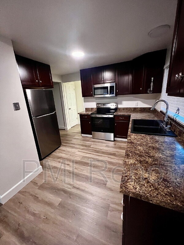 Building Photo - 812 Glen Molly Dr