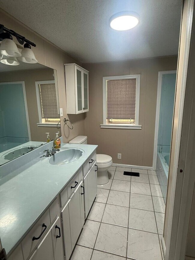 Building Photo - 585 Pleasant Hill Rd