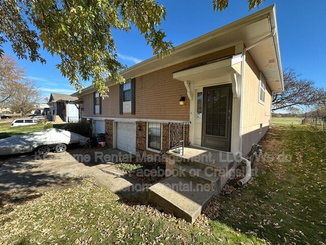 Building Photo - 3910 SW 8th Ter