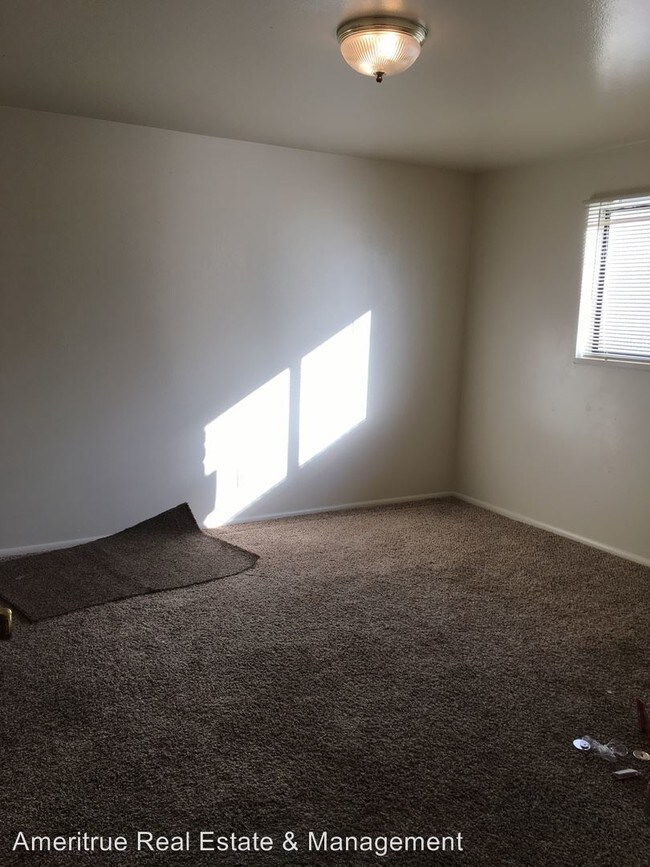 Building Photo - 950 W 200 S