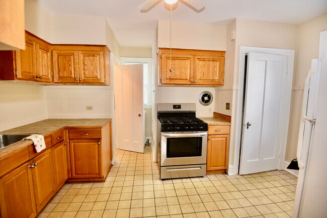 Building Photo - 242 Highwood Ave