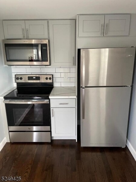 Foto principal - 245 Halsey Rd