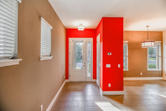 Building Photo - Gorgeous 3 bed/ 2.5 bath Townhome at Laure...