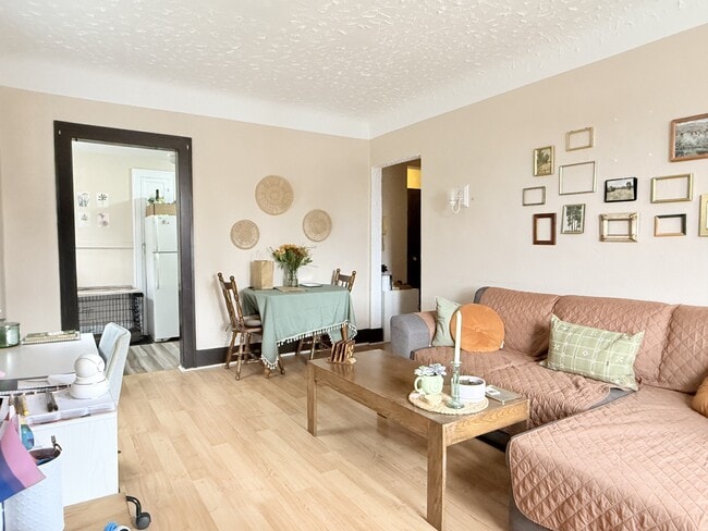 Building Photo - 524 Pitt St W