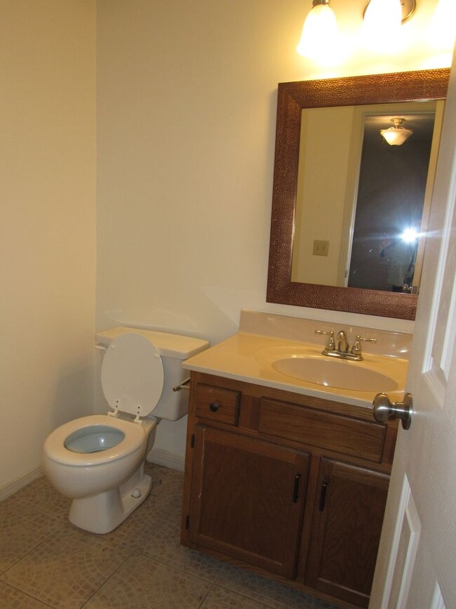 Building Photo - Convenient to schools, shopping & hospitals.
